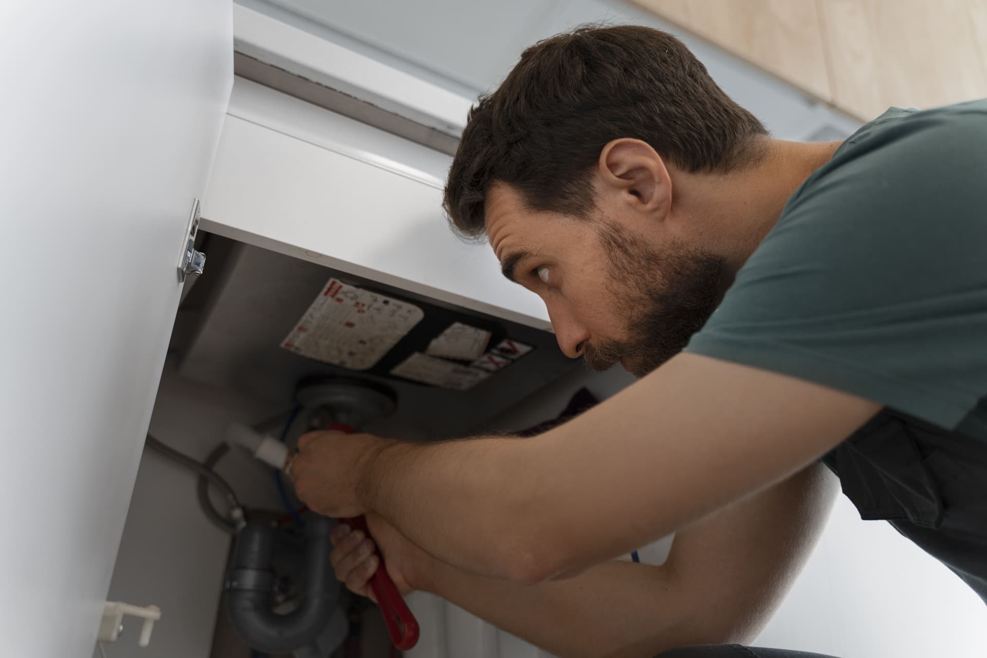 low-angle-man-working-as-plumber-min,jpg